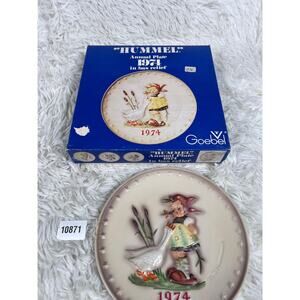 Goebel Hummel W. Germany M.J. Hummel 4th Annual Plate 1974 in bas relief Hum 267